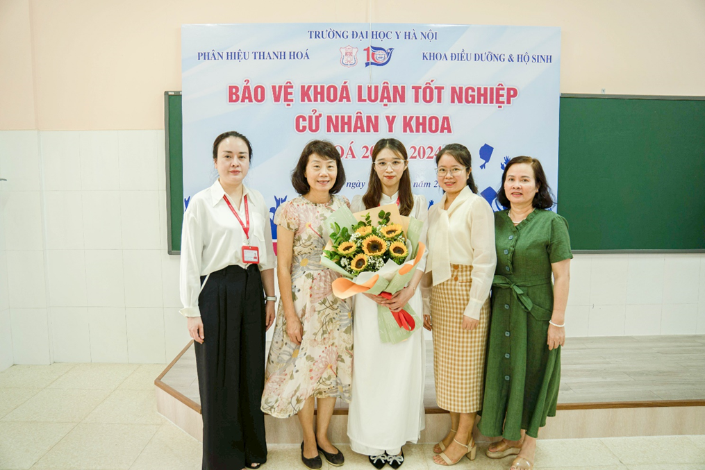 A group of women posing for a photo

Description automatically generated